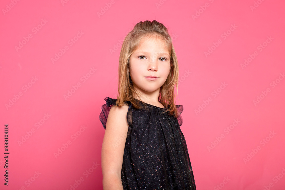 retrato niña feliz estudio fondo rosa retrato niña feliz estudio fondo rosa