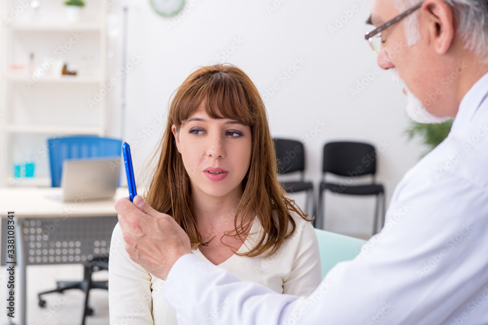 Obraz premium Young injured woman visiting experienced doctor traumatologist
