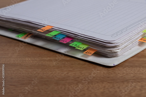 cuaderno con separadores de colores y texto 