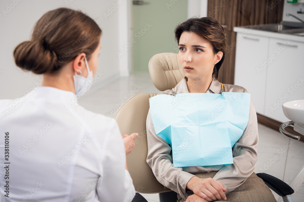 Obraz premium A young doctor consulting her patient in the clinic