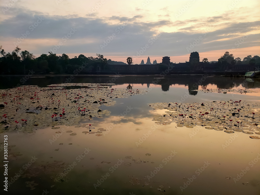 Obraz premium Siem Reap, Cambodia, December 30, 2019: Angkor Wat temple sunrise