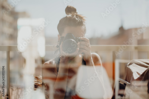 Fotografija Femme se tirant le portrait dans le reflet de la vitre
