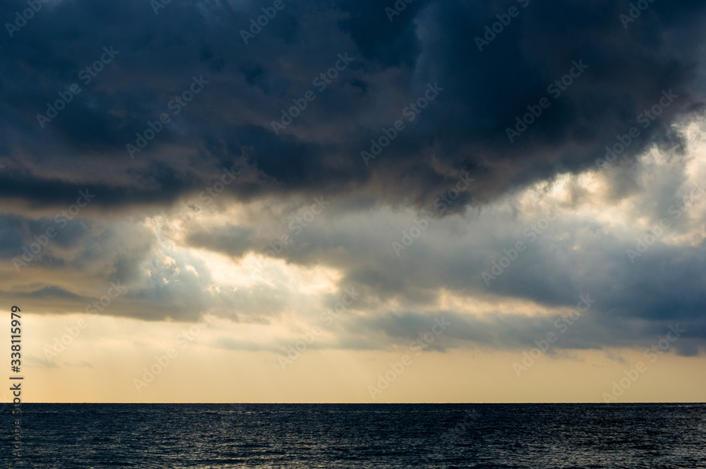 Obraz premium Amazing sea sunset, the sun, waves, clouds