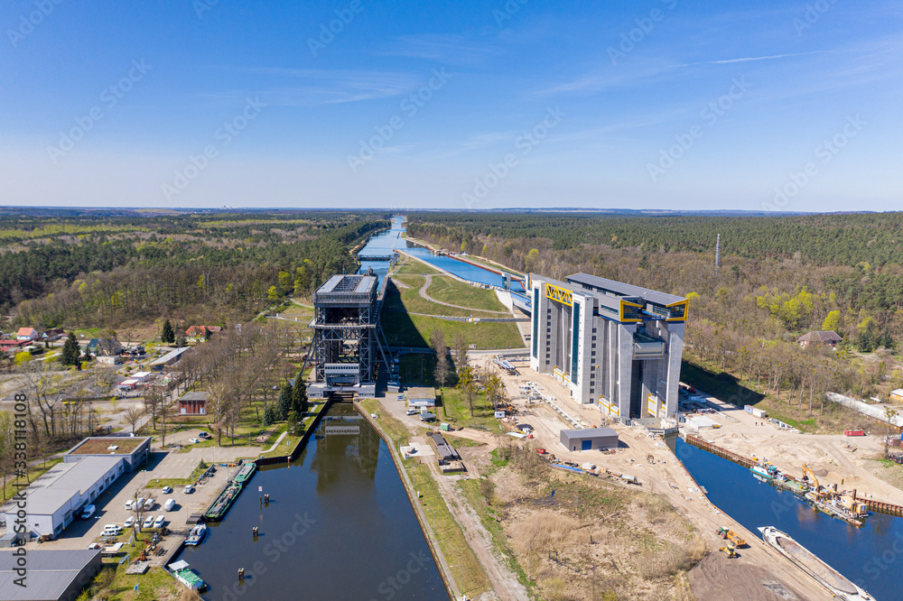 Altes und neues Schiffshebewerk in Niederfinow, Land Brandenburg Altes und neues Schiffshebewerk in Niederfinow, Land Brandenburg
