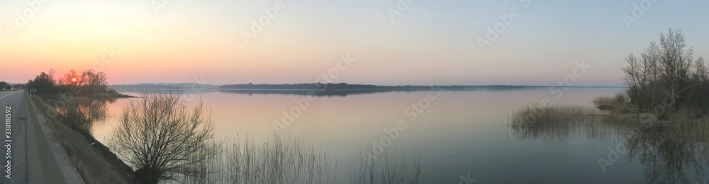 Fototapeta premium Chiemsee-Panorama im Frühling
