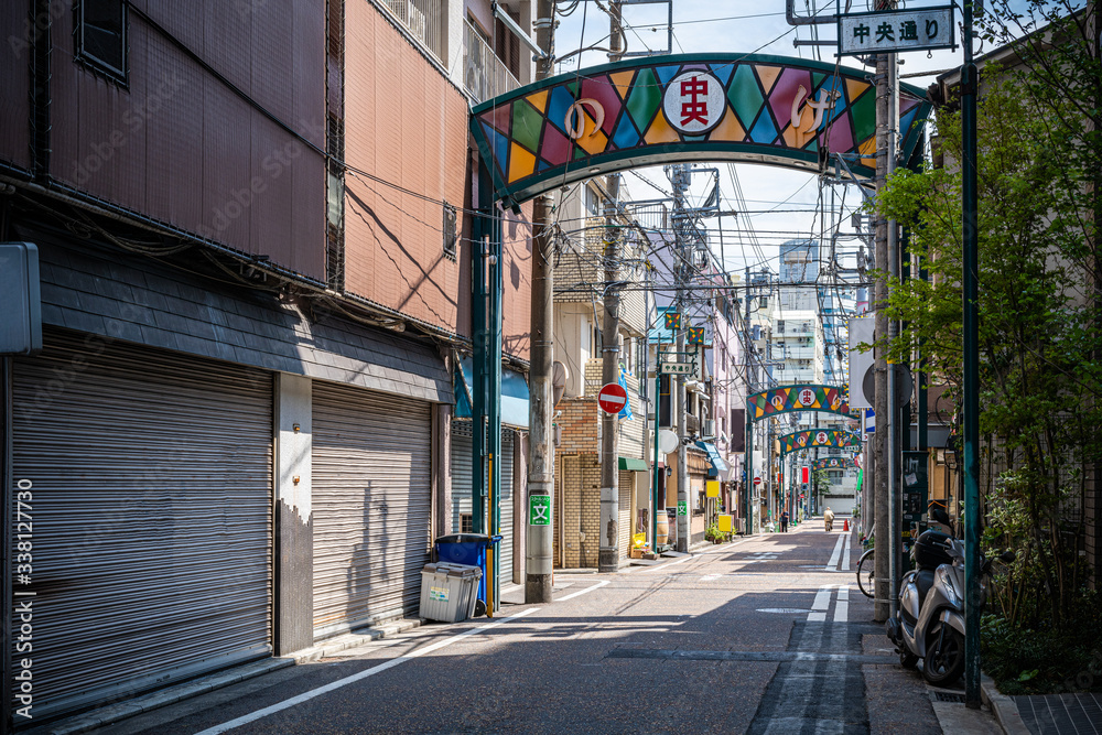 Naklejka premium 人気のないシャッター街の桜木町の商店街