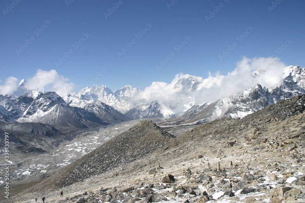 Fototapeta premium Trekkers in the everest Base Camp Trek, Nepal