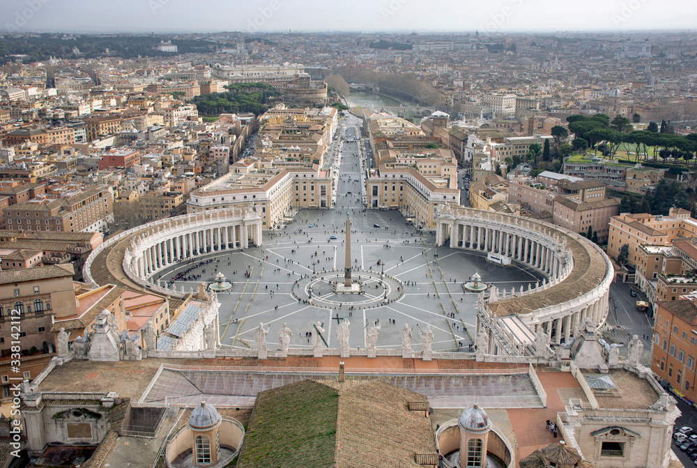 vista simétrica entrada del vaticano y ciudad de roma de fondo