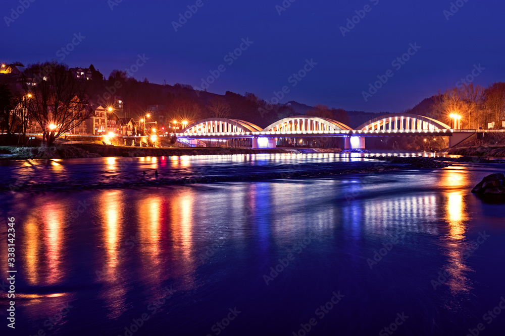 Oświetlony Most w Krościenku nad Dunajcem.