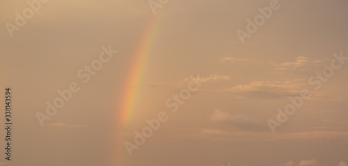 Himmel mit Regenbogen