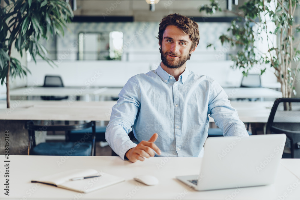 Obraz premium Businessman in shirt working on his laptop in an office. Open space office
