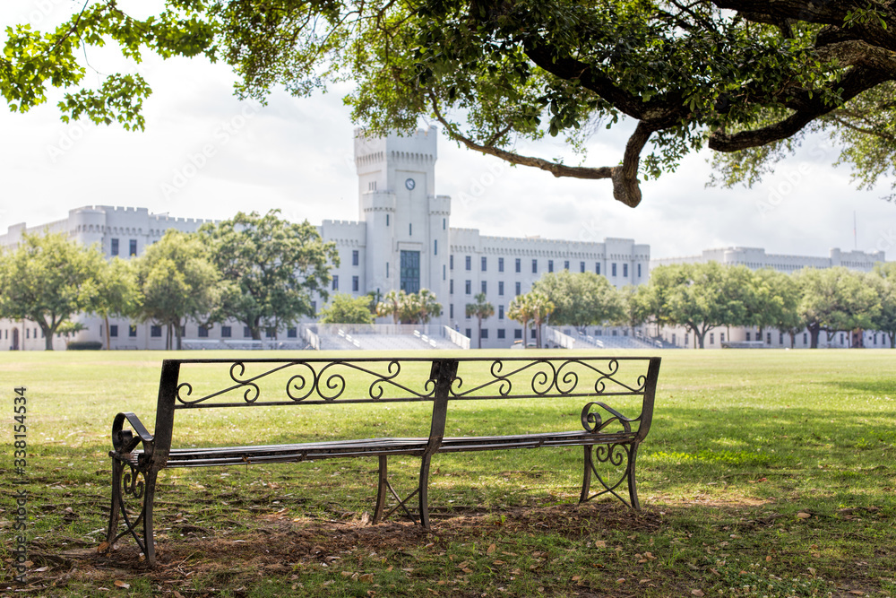 Obraz premium A bench overlooking the green at the Citadel