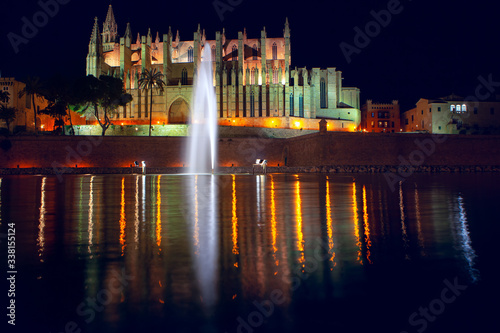 Catedral de Mallorca and fountain illuminated in the night