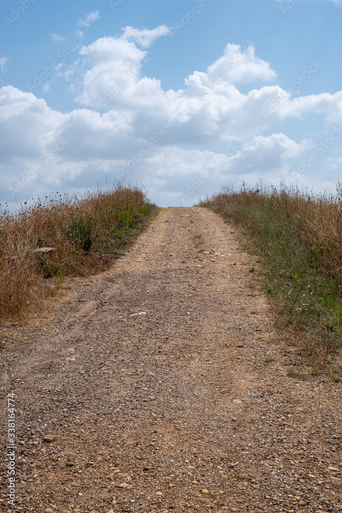 Obraz premium road on a hill and blue sky