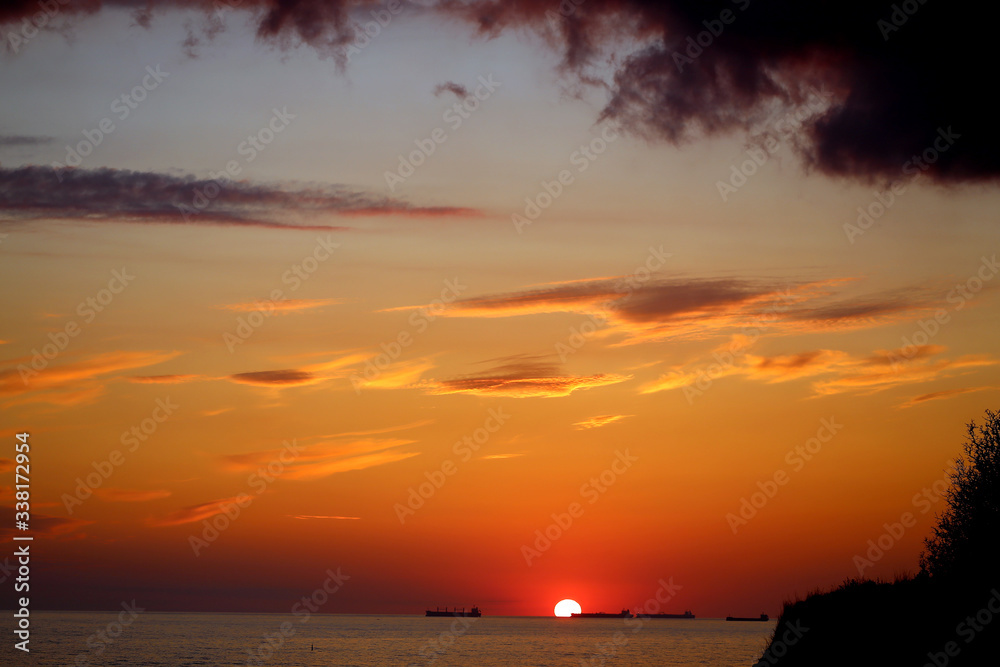 Fototapeta premium Beautiful photo of a bright sunset on the sea