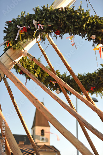 Maibaum-Aufstellen in Laakirchen (Bezirk Gmunden, Oberösterreich, Österreich) - Maypole installation in Laakirchen (Gmunden district, Upper Austria, Austria photo