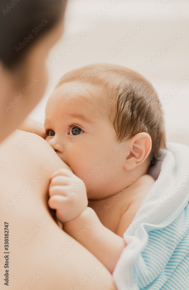 Bebe de seis meses con lactancia materna exclusiva Bebe de seis meses con lactancia materna exclusiva