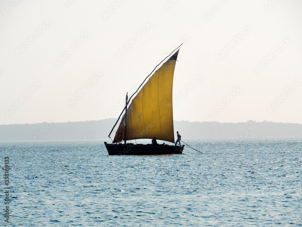 Barca navegando cerca de Mozambique