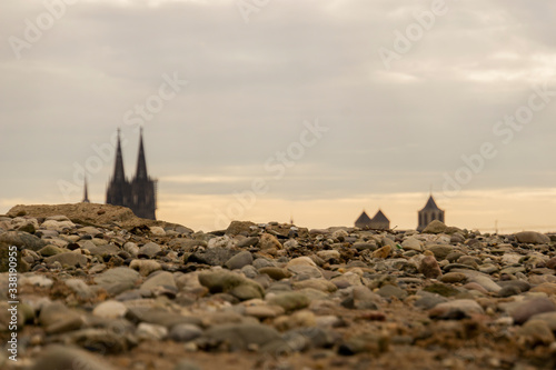 Rheinufer mit Hintergrund Dom zu Köln
