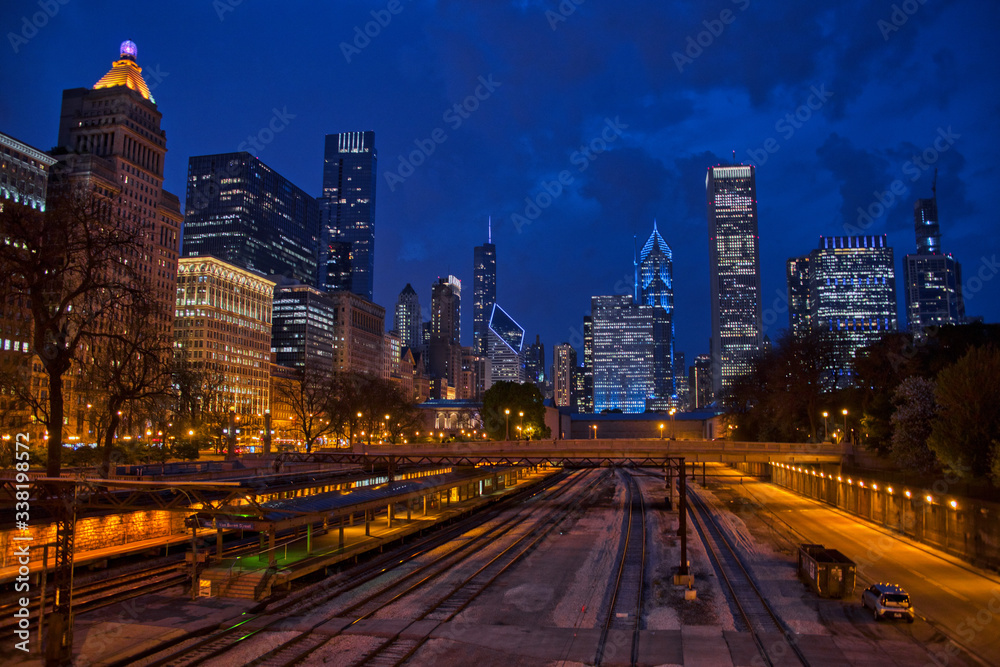 Fototapeta premium Downtown Chicago Skyline o zachodzie słońca wczesnym latem