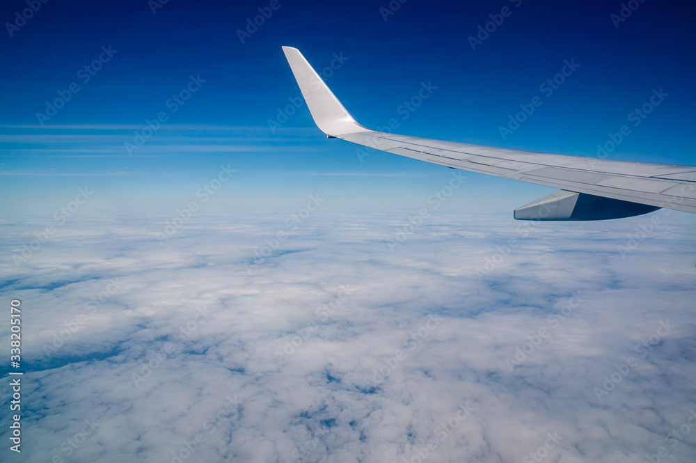 Obraz premium clouds under the wing of an airplane