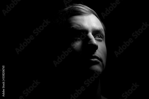 Foto black and white dramatic portrait of a guy