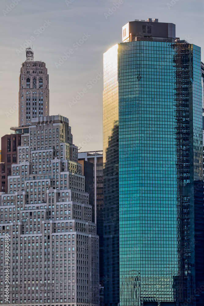 Obraz premium Manhattan downtown skyline detail at sunset from the Brooklyn Bridge Park.
