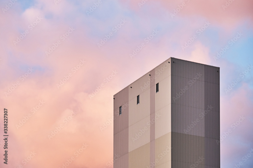 Fototapeta premium Minimal Building Corner Against Pink Sunset Sky