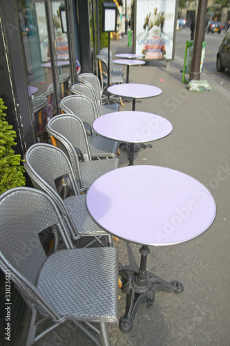 Empty tables at outdoor caf    Paris  France