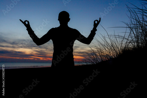 personne meditation nuit noir zen