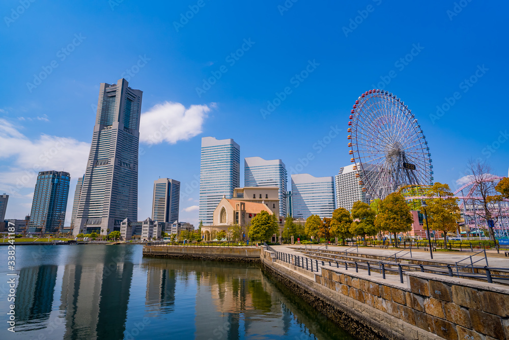 Fototapeta premium 横浜 みなとみらい 高層ビルと観覧車