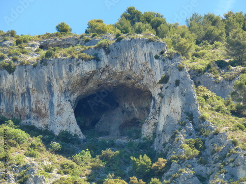 Cave on a rocky hill covered with scrubland in Provence near Fontaine de Vauclus Fototapeta