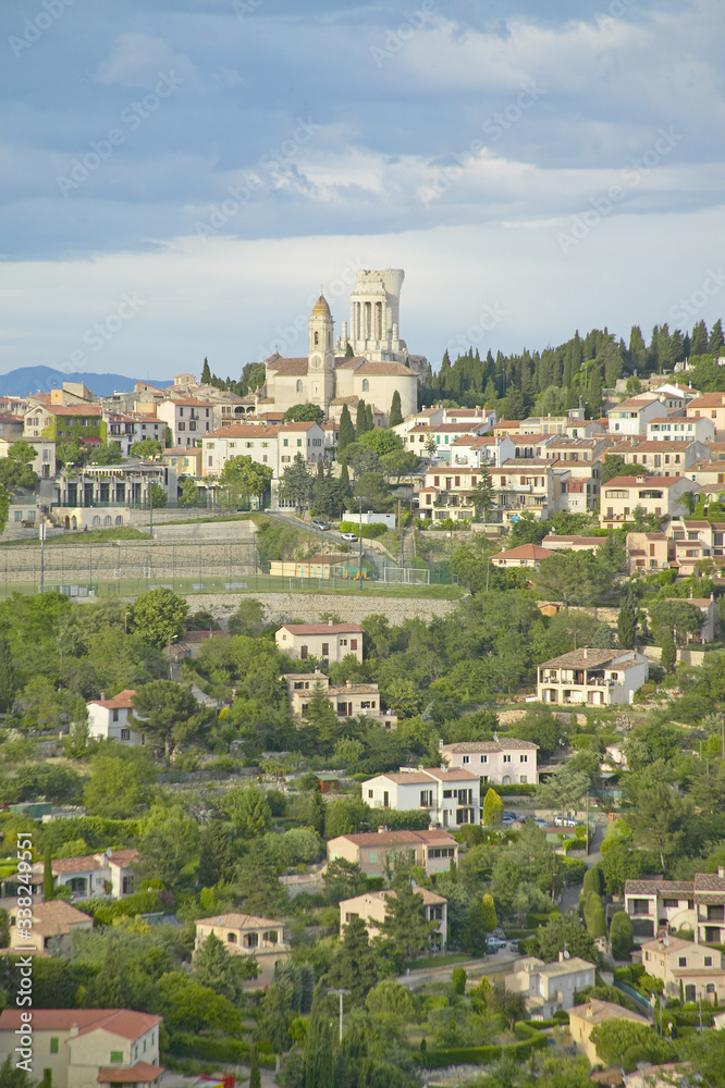 Fototapeta premium Town of La Turbie with Trophee des Alpes and church, France