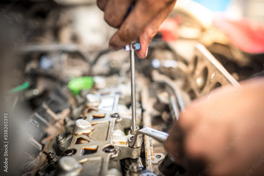 The mechanic is about to adjust the valve clearance. Adjust or tune the car valve. The mechanic is about to adjust the valve clearance. Adjust or tune the car valve.