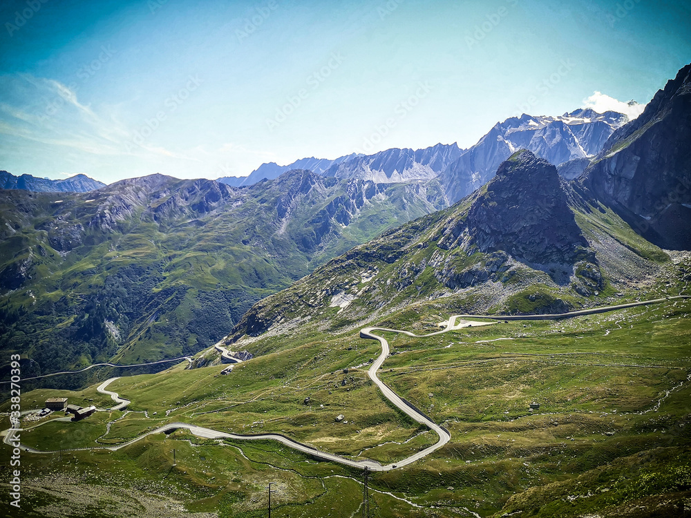 Εκτύπωση καμβά Alpen Aussichtspunkt mit schmaler Straße von der Schweiz nach Italien an der Gre