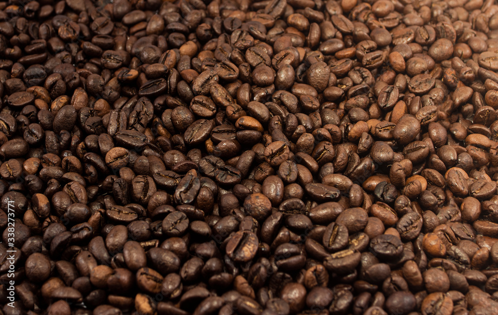 Obraz premium A roasted coffee beans texture background. Coffee beans. Distributed on a white background. 