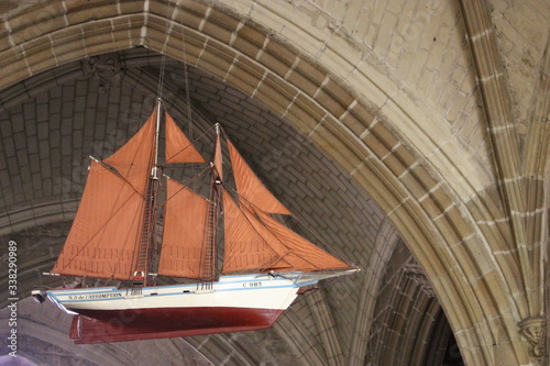 Bateau votif (ex-voto) : maquette de goélette, église Saint-Guénolé, Batz-sur-Mer