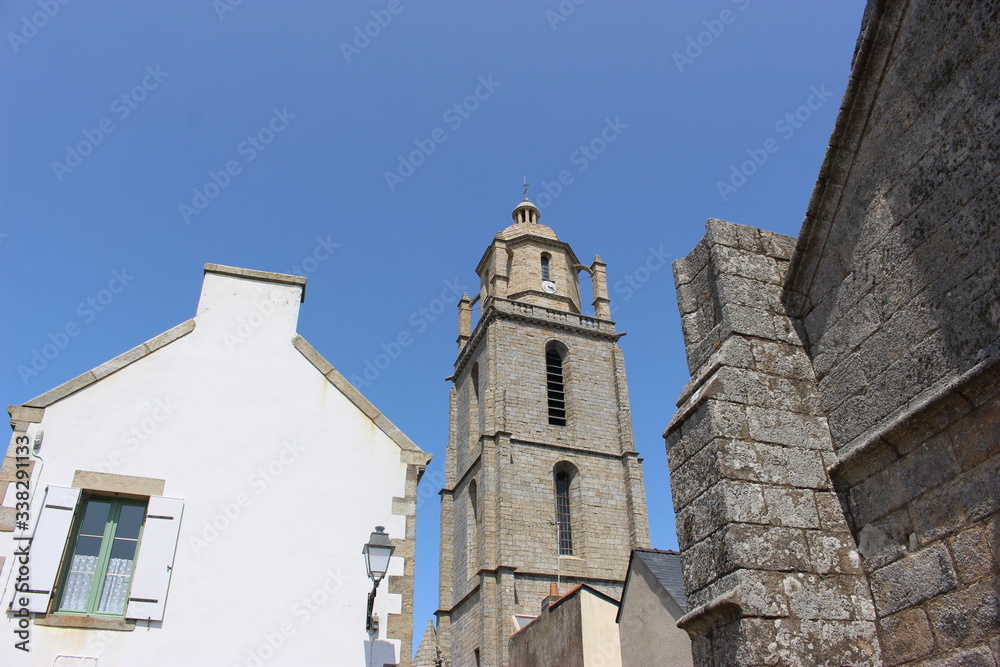 Batz-sur-Mer : ciel bleu et clocher de l'église Saint-Guénolé