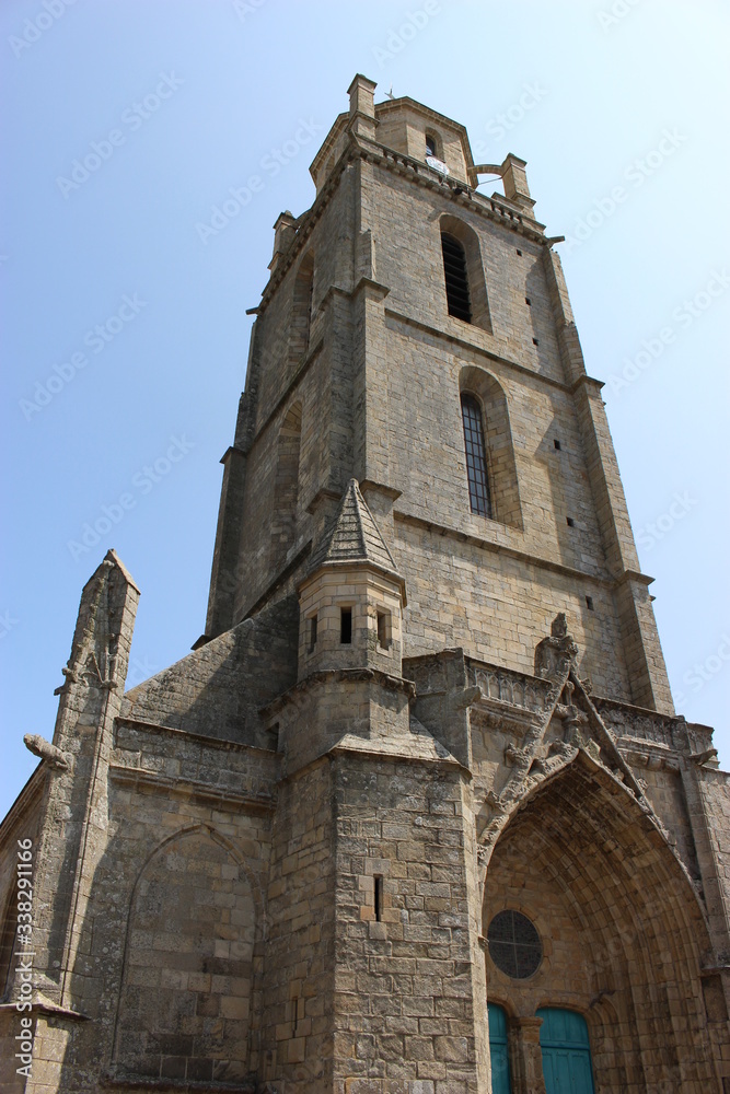 Façade de l'église Saint-Guénolé à Batz-sur-Mer (contreplongée de biais)
