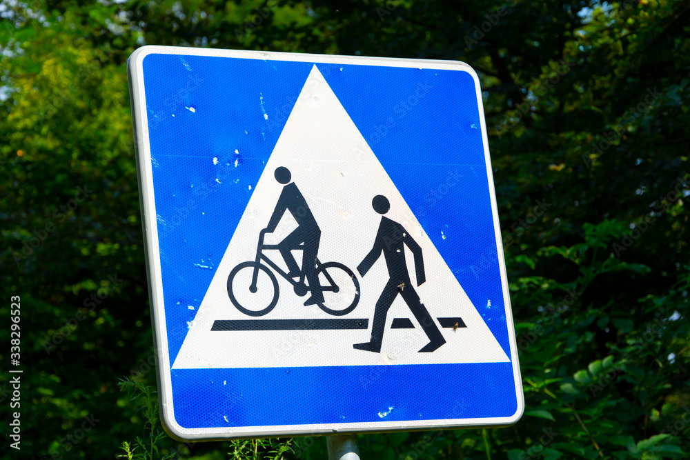 Znak w lesie przejście dla pieszych i przejazd dla rowerzystów - obrazy, fototapety, plakaty 