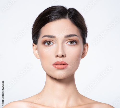 Leinwand Poster Beautiful face of young woman with health fresh skin