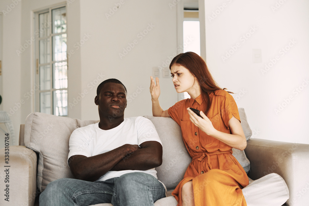 Obraz premium young couple watching tv