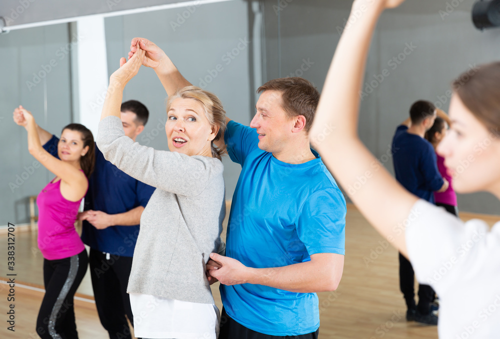 Obraz premium Mature dancing couple during group class