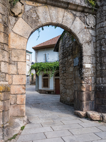 Medieval city gate Porta Nova   The New Gate   in the city walls of Ribadavia  Galicia  Spain