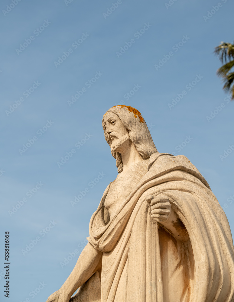 schöne große Jesusfigur  auf einem Friedhof in Spanien