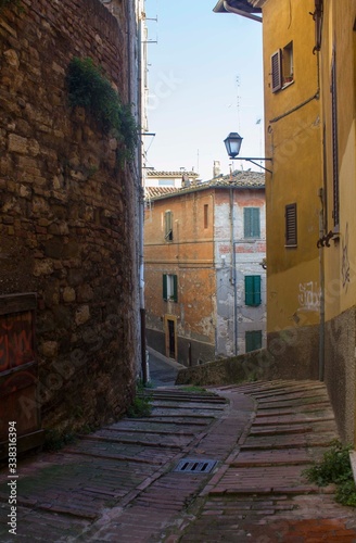 Fototapeta Naklejka Na Ścianę i Meble -  Narrow alley in Perugia historic city centre
