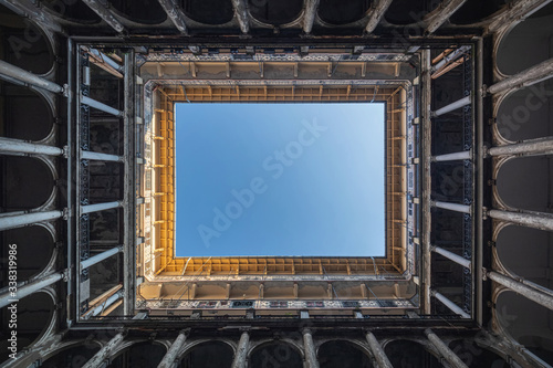 Obraz na płótnie Viewing upwards from the central open space of old building in Budapest w salonie