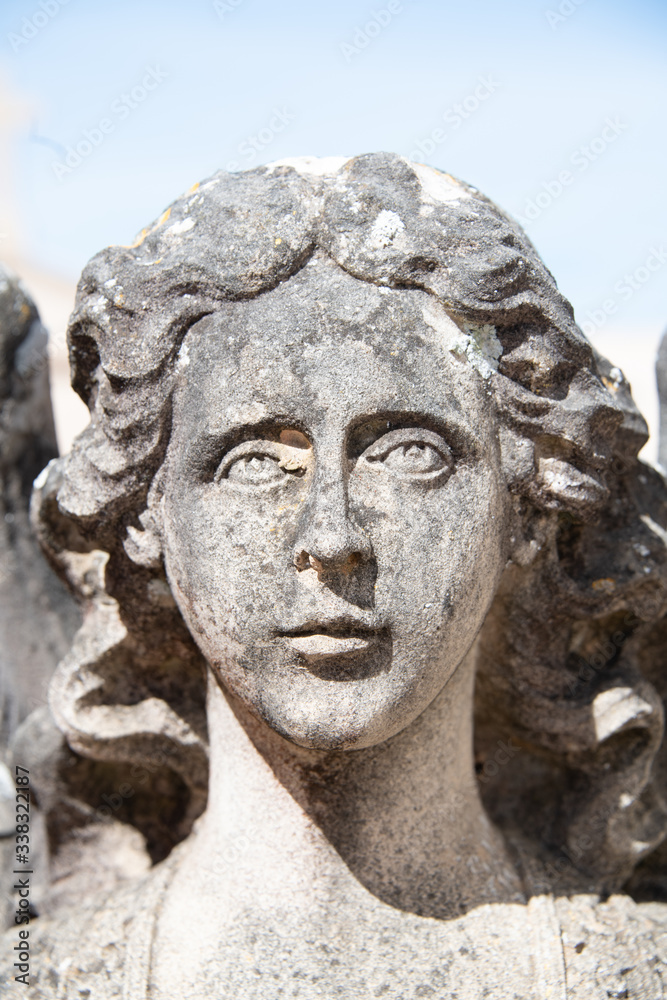 schöner Kopf eines Engels auf einem Friedhof in Spanien