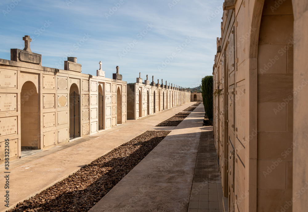 schön angelegter  Friedhof in Spanien