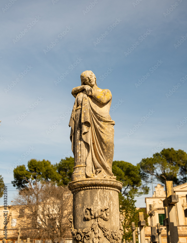 die Trauernde auf einer Stele auf einem Friedhof in Spanien